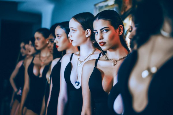 Découvrez Comment Maîtriser un Maquillage Bohème Chic et Éclatant